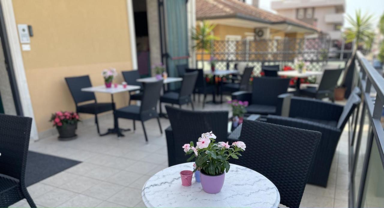 ريميني Hotel Liana المظهر الخارجي الصورة